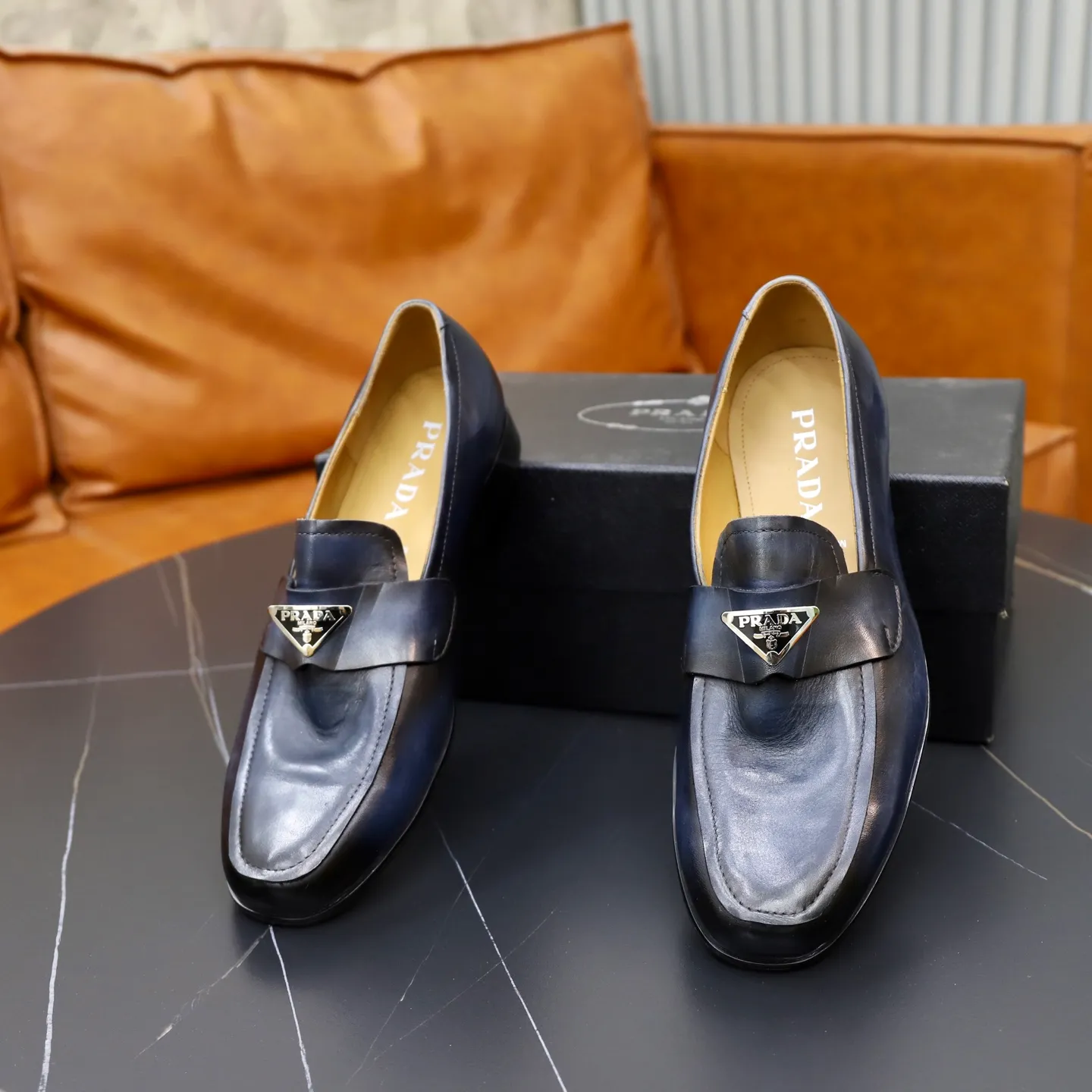 Ex-factory price: 520💰[PRADA] Prada's new casual men's shoes are launched in Hong Kong counters. Official website 1:1 production. Italian washed cowhide + water-dyed leather lining. Designed by European and American masters. Perfect shape to create counter quality, solid color rubber wear-resistant outsole and classic dazzling head! Super versatile and very comfortable. High-end without losing taste, fashionable and novel! ! Absolute focus! 3 colors available! Code number 38-45